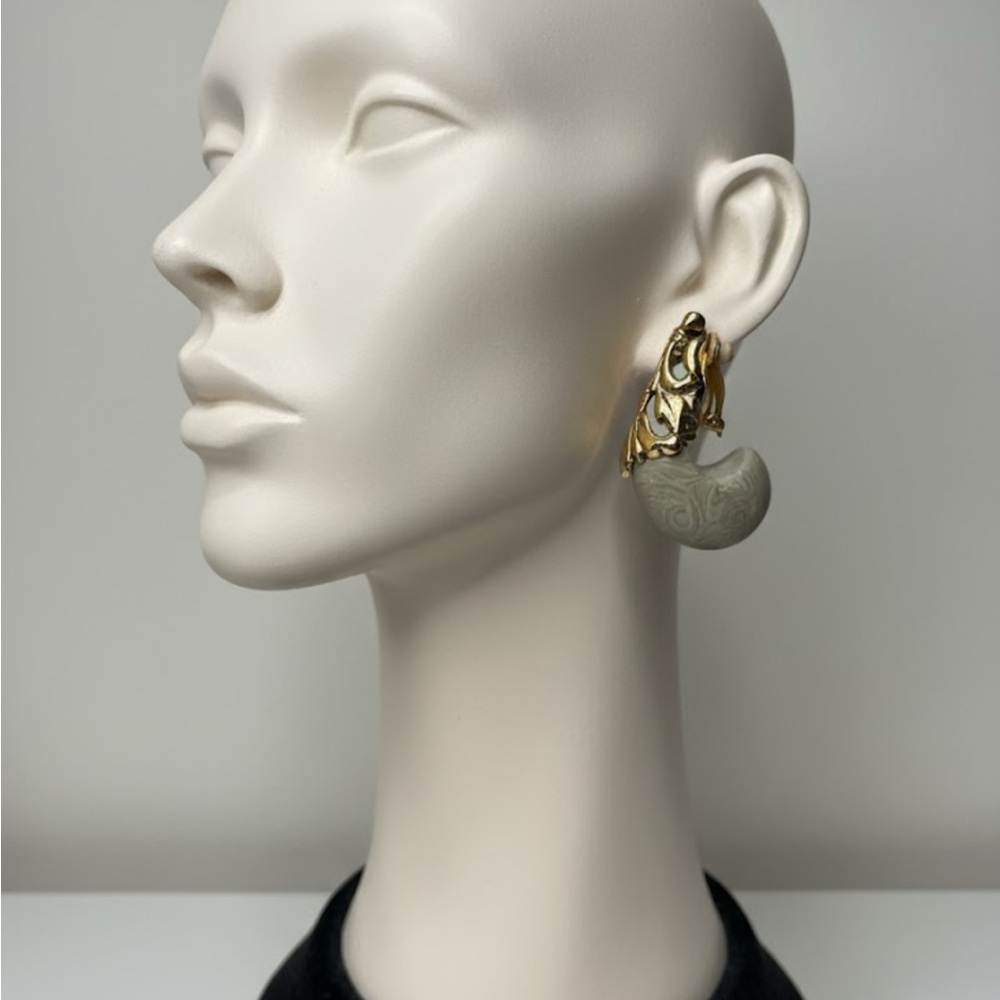 SOLD!! Vintage 80s Isabel Canovas Clip on earrings